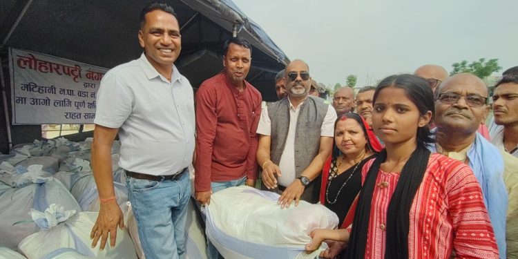 अग्निपीडितलाई लोहारपट्टी नगरपालिकाको सहयोग