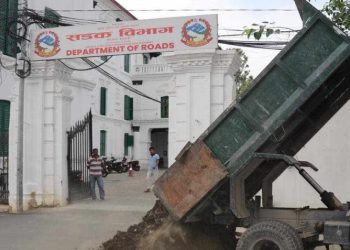 मन्त्री महासेठलाई एक ट्रक धुलो मेयर बालेनले पठाए उपहार