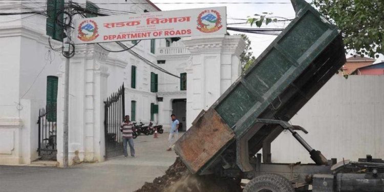 मन्त्री महासेठलाई एक ट्रक धुलो मेयर बालेनले पठाए उपहार