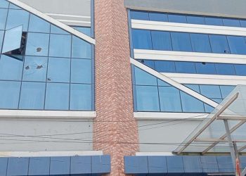 दुर्गा प्रसाईँका कार्यकर्ताले बैंकमा गरे तोडफोड