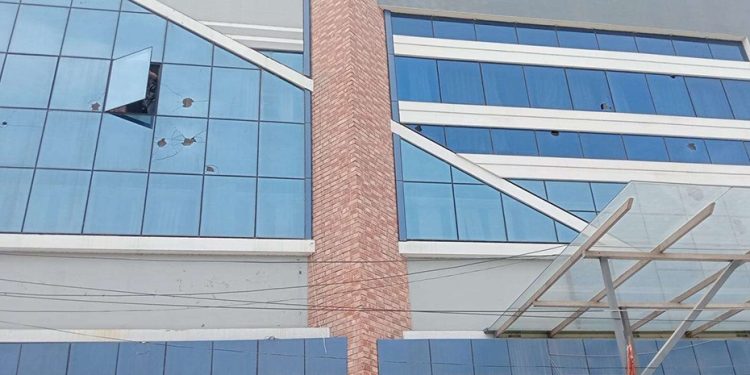 दुर्गा प्रसाईँका कार्यकर्ताले बैंकमा गरे तोडफोड