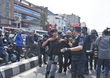 गृहमन्त्रीको विरोधमा नेविसंघको प्रदर्शन, ११ जना पक्राउ