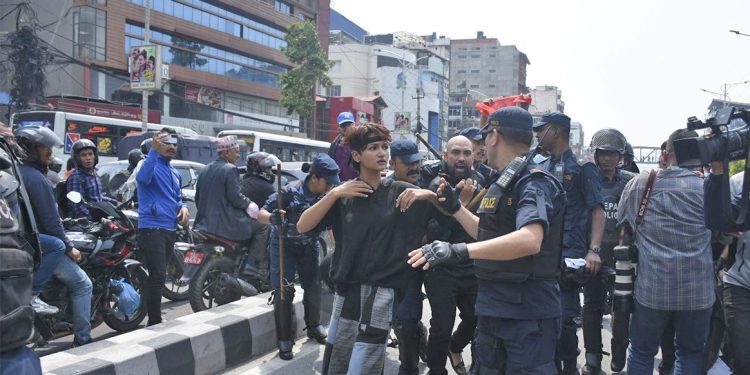 गृहमन्त्रीको विरोधमा नेविसंघको प्रदर्शन, ११ जना पक्राउ