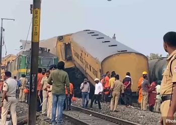 भारतमा रोकिराखेको यात्रुबाहक रेललाई मालवाहक रेलले ठक्कर दिँदा १३ जनाको मृत्यु