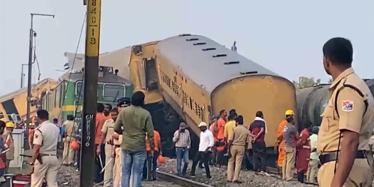 भारतमा रोकिराखेको यात्रुबाहक रेललाई मालवाहक रेलले ठक्कर दिँदा १३ जनाको मृत्यु