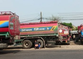 श्रम ऐनअनुसार तलब माग गर्दै पेट्रोलियम मजदुर आन्दोलनमा