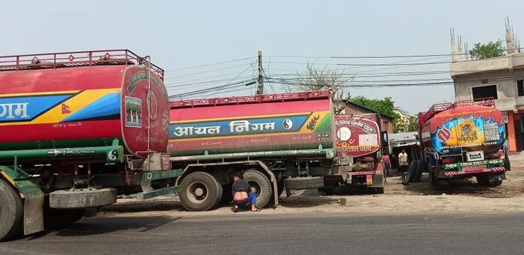 श्रम ऐनअनुसार तलब माग गर्दै पेट्रोलियम मजदुर आन्दोलनमा