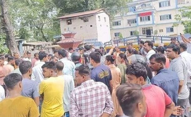 दोषीलाई कारबाही माग गर्दै प्रहरी कार्यालय अगाडि शव राखेर प्रदर्शन
