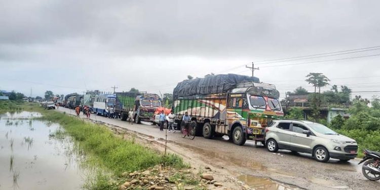 हेटौंडामा पूर्व–पश्चिम राजमार्ग अवरुद्ध