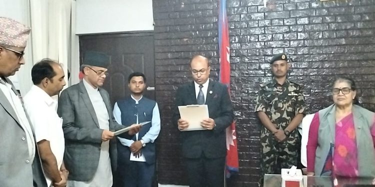 मधेशका मुख्य न्यायाधिवक्ता महतोले लिए शपथ