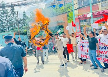 श्रममन्त्रीको पुत्ला दहन