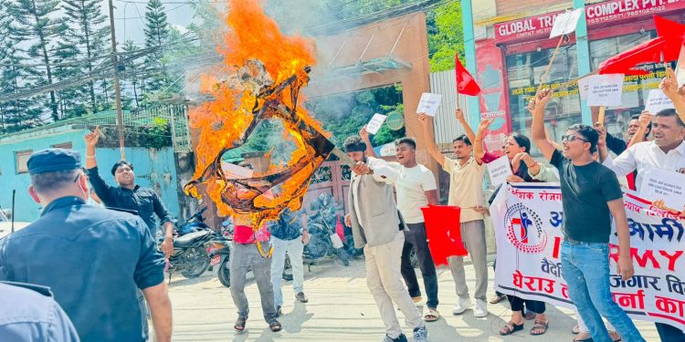 श्रममन्त्रीको पुत्ला दहन