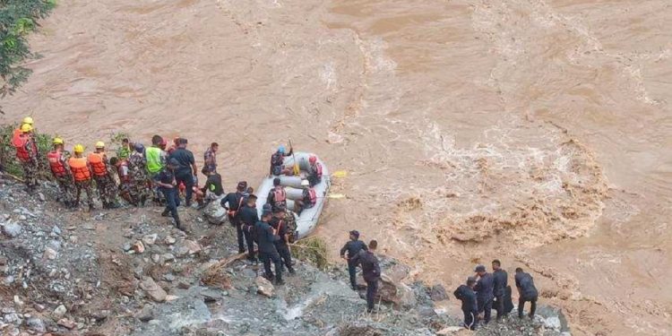२ वटा बस त्रिशूलीमा खस्दा ६५ यात्रु बेपत्ता