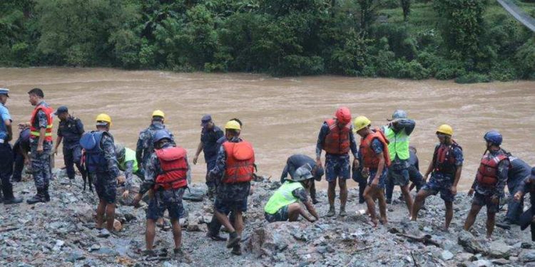 २ वटा बस त्रिशूलीमा खस्दा ६५ यात्रु बेपत्ता