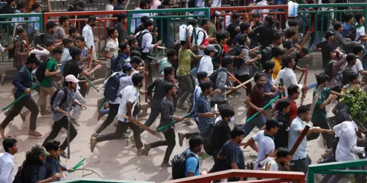 बंगलादेशमा प्रदर्शन थप हिंसात्मक बन्दै