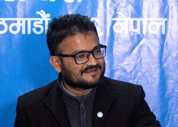 रास्वपाका मुकुल ढकाल प्रतिवेदन सार्वजनिक गर्दै