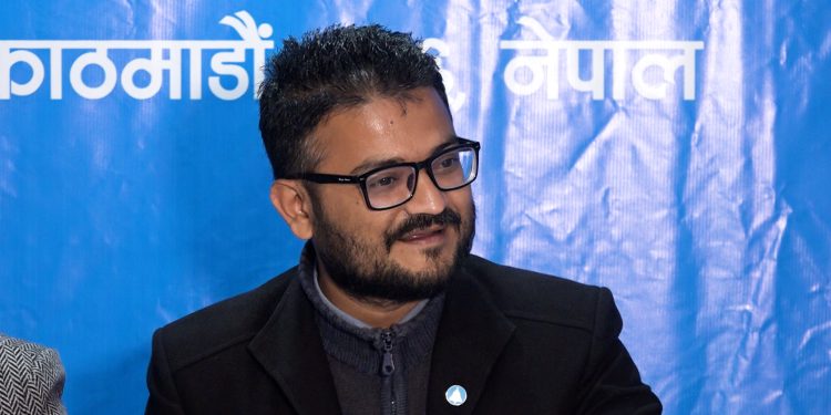 रास्वपाका मुकुल ढकाल प्रतिवेदन सार्वजनिक गर्दै