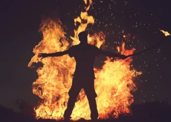 बारा : राजाबाबु जैसवालले आफ्नो शरीरमा लगाए आगो