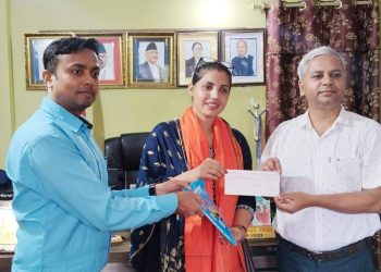 आमसञ्चार प्राधिकरणद्वारा पत्रकार निभा झालाई चेक हस्तान्तरण