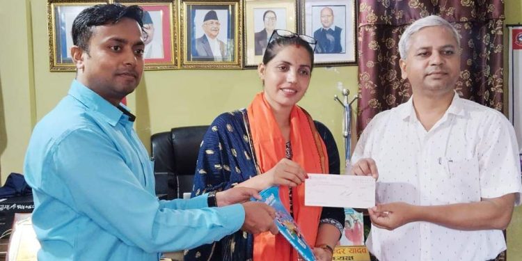 आमसञ्चार प्राधिकरणद्वारा पत्रकार निभा झालाई चेक हस्तान्तरण