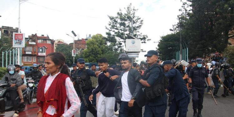 कुलमान घिसिङको समर्थनमा माइतीघरमा प्रदर्शन