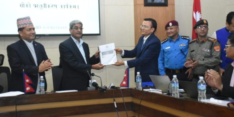 सिमलताल बस दुर्घटना : अध्ययन कार्यदलले गृहमन्त्रीलाई प्रतिवेदन बुझायो