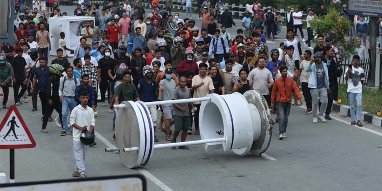 गट्ठाघर तनावपूर्ण