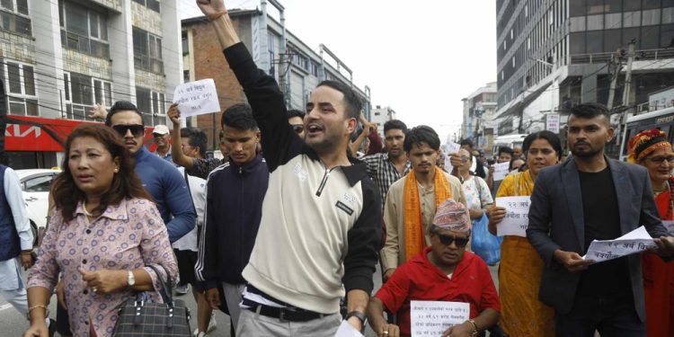 कुलमानको समर्थनमा युवाहरूको प्रदर्शन