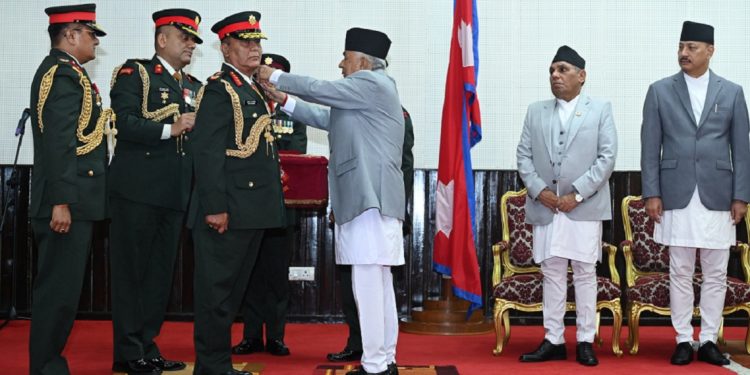 नवनियुक्त प्रधानसेनापतिलाई दर्ज्यानी चिह्न प्रदान