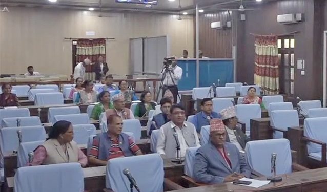 बजेट पेश गर्न माओवादी र एकीकृत समाजवादीको अवरोध