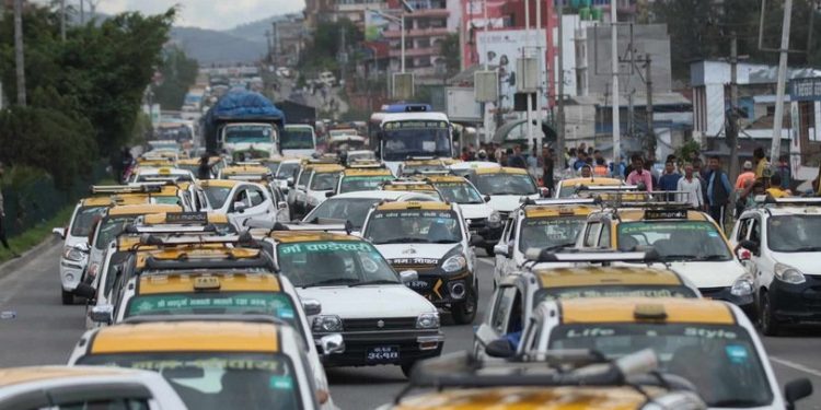 काठमाडौँमा ट्याक्सीसहित चालकको प्रदर्शन