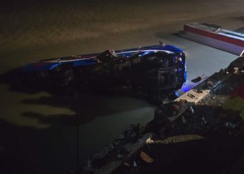 कोशी ब्यारेजबाट खस्यो बस