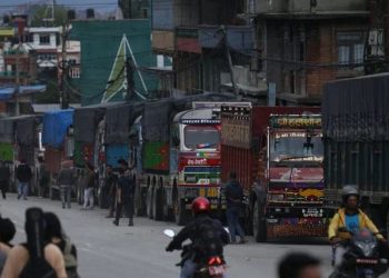 सवारी साधन बिच बाटोमै रोकिए