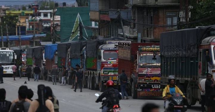 सवारी साधन बिच बाटोमै रोकिए