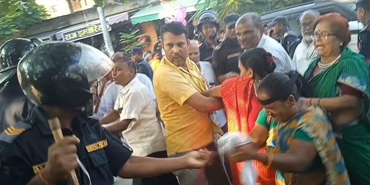 संविधान दिवसको बिरोध गर्दै गर्दा तमलोपाका कार्यकर्ता र प्रहरीबिच झडप