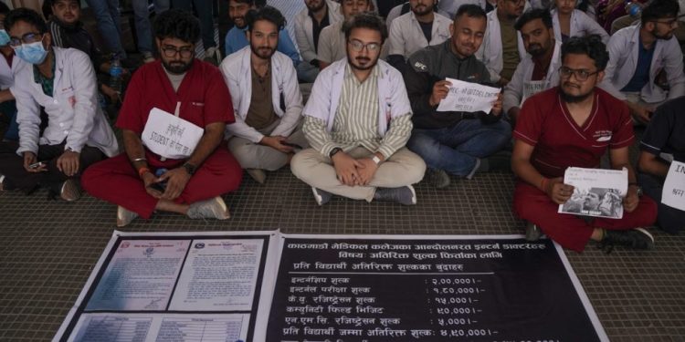 केएमसीका इन्टर्न डाक्टरहरू आन्दोलित