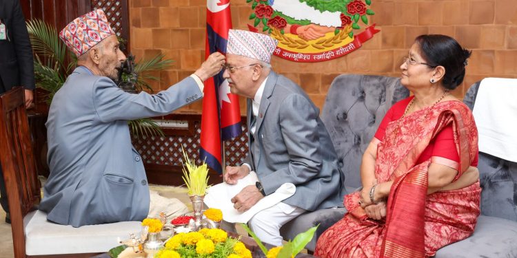प्रधानमन्त्रीले लगाए आफ्नो बुवाको हातबाट दसैँको टीका