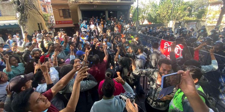 काठमाडौंमा रास्वपाको प्रदर्शन, १७ जना पक्राउ