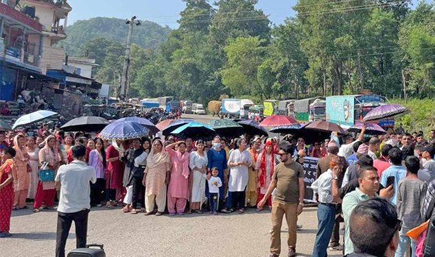 बालिका बलात्कारका आरोपी पक्राउ नगरेको भन्दै भालुबाङ बजार बन्द