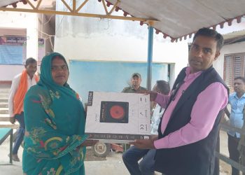छठ व्रतालुहरुलाई नगर प्रमुख बेचन दास द्वारा साड़ी र ईलेक्ट्रीक चुल्हो वितरण