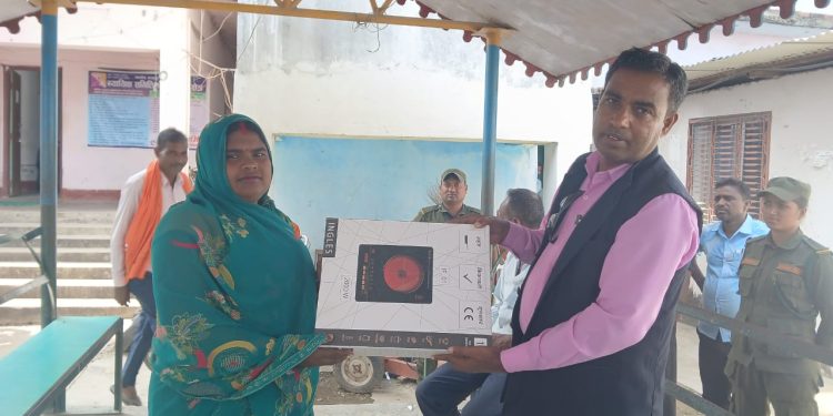 छठ व्रतालुहरुलाई नगर प्रमुख बेचन दास द्वारा साड़ी र ईलेक्ट्रीक चुल्हो वितरण