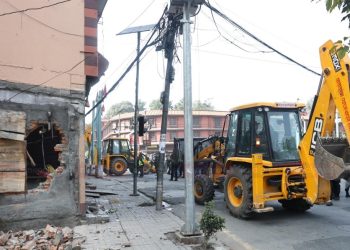 काठमाडौं महानगरले गौशालामा अतिक्रमित संरचनामाथि चलाए डोजर
