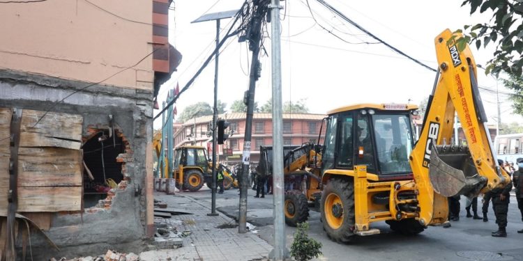 काठमाडौं महानगरले गौशालामा अतिक्रमित संरचनामाथि चलाए डोजर