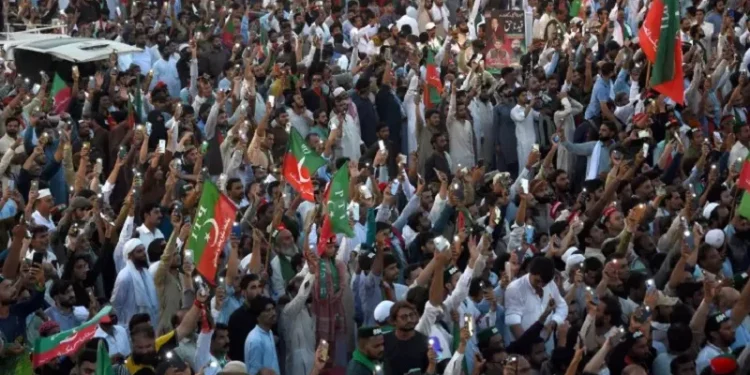 इमरान खानलाई रिहा गर्न माग गर्दै कार्यकर्ताको विशाल प्रदर्शन