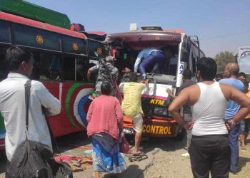 दुई बस एकापसमा ठोक्किँदा १३ यात्रु घाइते