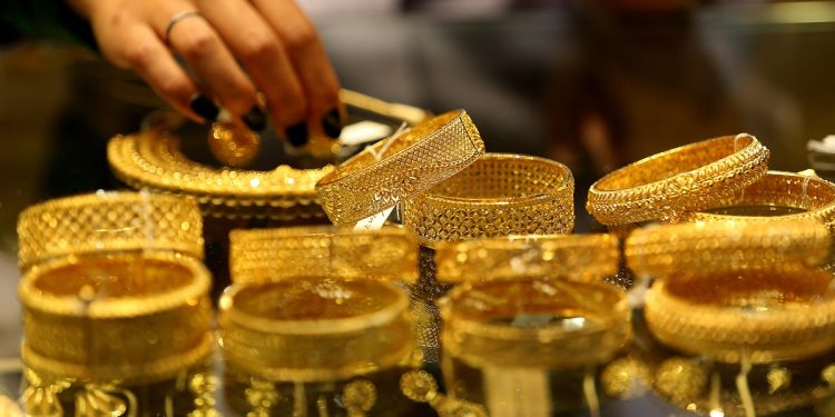 सुनको भाउ एकैदिन तोलामा ४ हजारले घट्यो