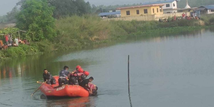 अनियन्त्रित कार पोखरीमा खस्यो, डुबेर दुई जनाको मृत्यु