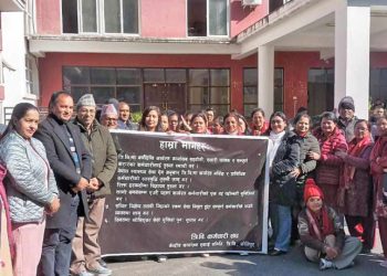 त्रिभुवन विश्वविद्यालय भीसी कार्यालयको अगाडि कर्मचारी धर्नामा