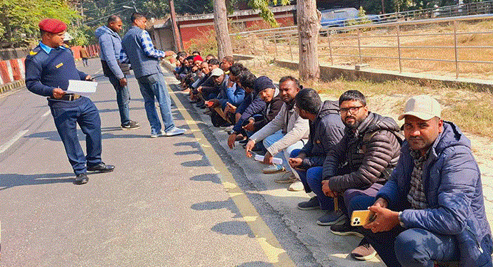 मुख्यमन्त्री कार्यालयमा कर्मचारीको धर्ना