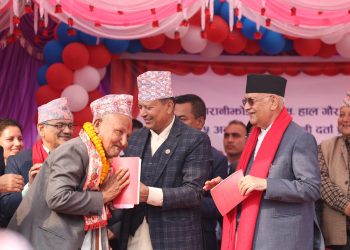 प्रधानमन्त्रीले बाँडे लालपूर्जा